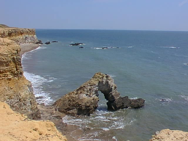 n'est ce pas la jambe d'un g�ant enterr� sous la falaise ?