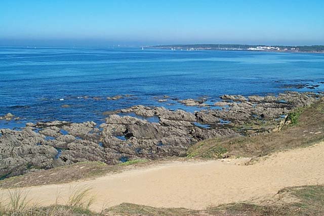 des hauteurs de la Pointe du Payr�, on voit Les Sables d'Olonne, tout au fond dans la brume, et, plus proche, le port de Bourgenay