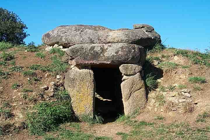 l'entr�e du dolmen de Sulette